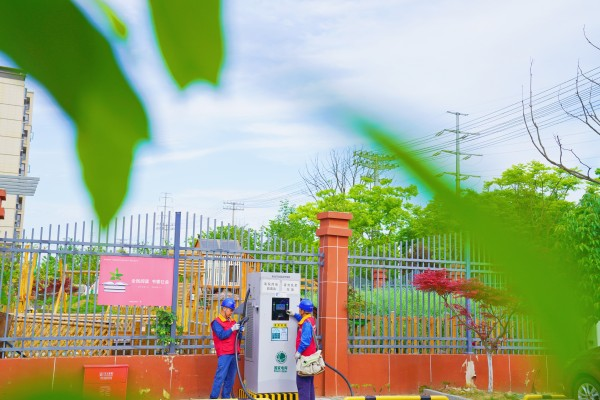 徐天广、李智胜正在对郎川幼儿园充电站内的充电设施进行全面“体检”(邹冰婵 摄) 徐天广、李智胜正在对郎川幼儿园充电站内的充电设施进行全面“体检”(邹冰婵 摄)