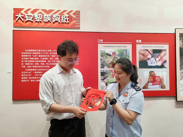 展示黎族的剪纸（唐芬 摄）