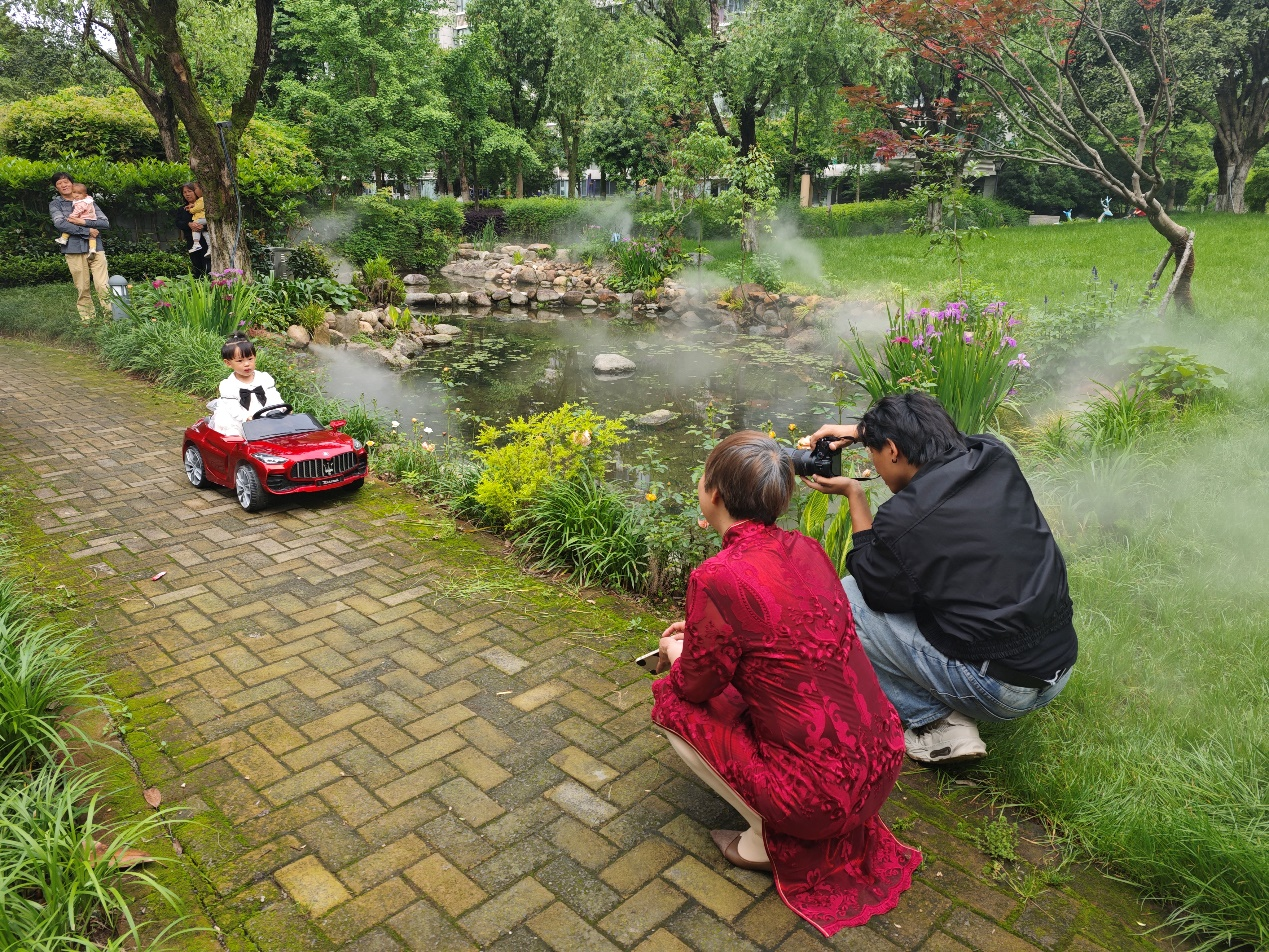 摄影师为绿洲花苑居民进行拍摄（蔡炬炬 摄）