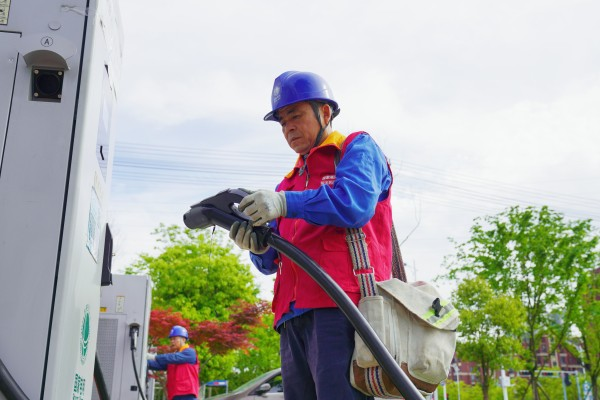 对郎川幼儿园充电站内的充电设施进行全面“体检”(邹冰婵 摄) 对郎川幼儿园充电站内的充电设施进行全面“体检”(邹冰婵 摄)