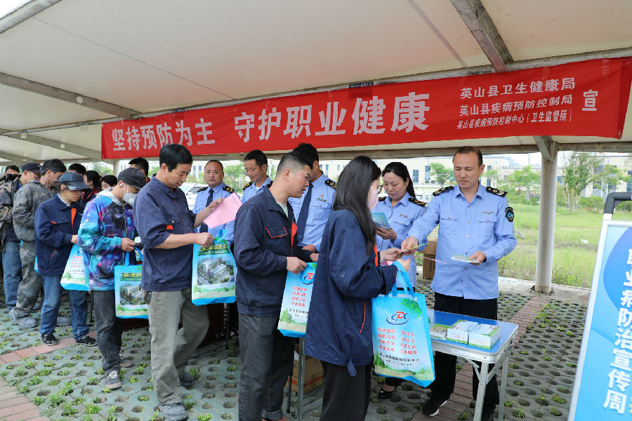 湖北睿智新材料企业宣传活动现场(刘钊海 摄) 湖北睿智新材料企业宣传活动现场(刘钊海 摄)