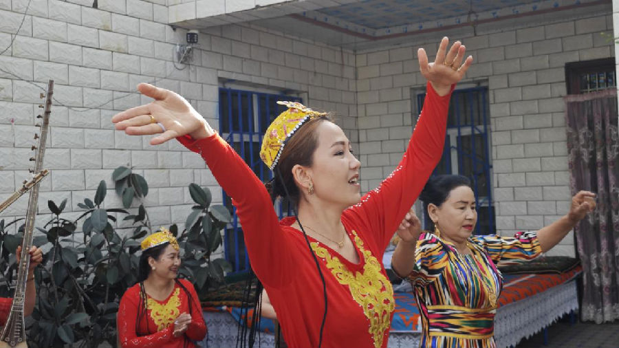 姑娘们翩翩起舞 (黄豆豆 摄) 姑娘们翩翩起舞 (黄豆豆 摄)