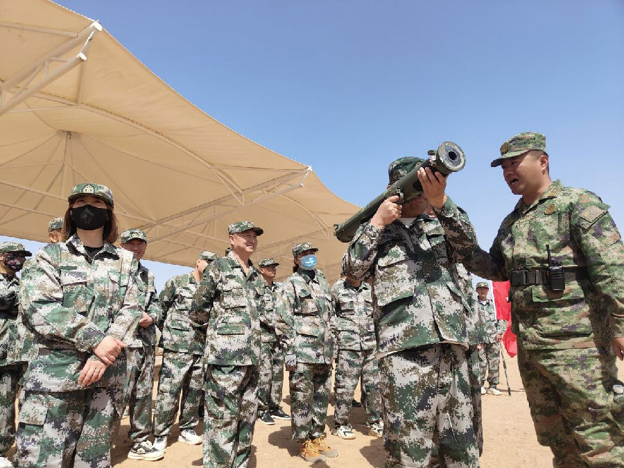 学员体验火箭筒试射(梁震英 摄) 学员体验火箭筒试射(梁震英 摄)