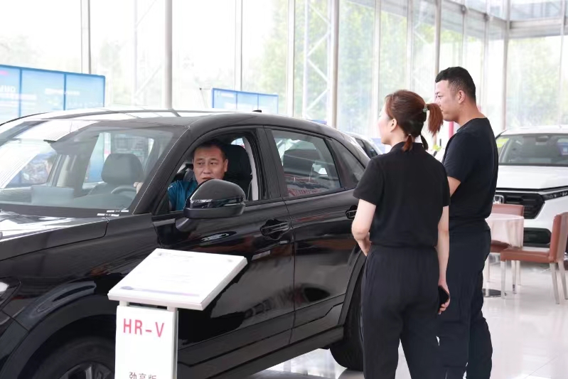 消费活动现场(卢蜀 摄) 消费活动现场(卢蜀 摄)