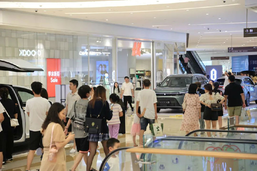 消费活动现场(卢蜀 摄) 消费活动现场(卢蜀 摄)