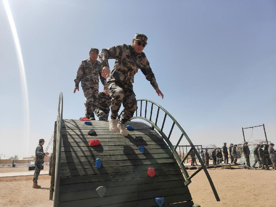 学员在训练中(梁震英 摄) 学员在训练中(梁震英 摄)