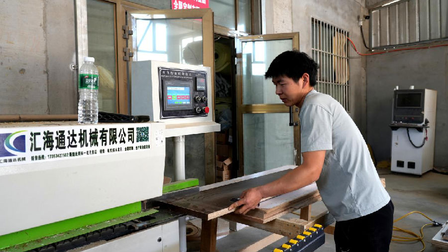 图为团结村俊峰家具厂工人在生产全屋定制家具 (李哲清 摄) 图为团结村俊峰家具厂工人在生产全屋定制家具 (李哲清 摄)
