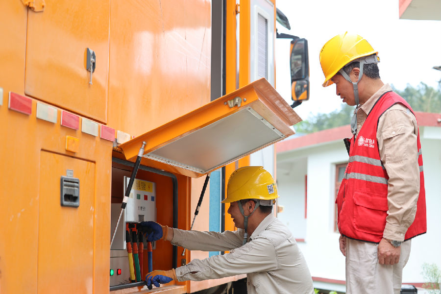 国网德化县供电公司员工利用低压发电车同期并网接入作业。(周云中 摄)