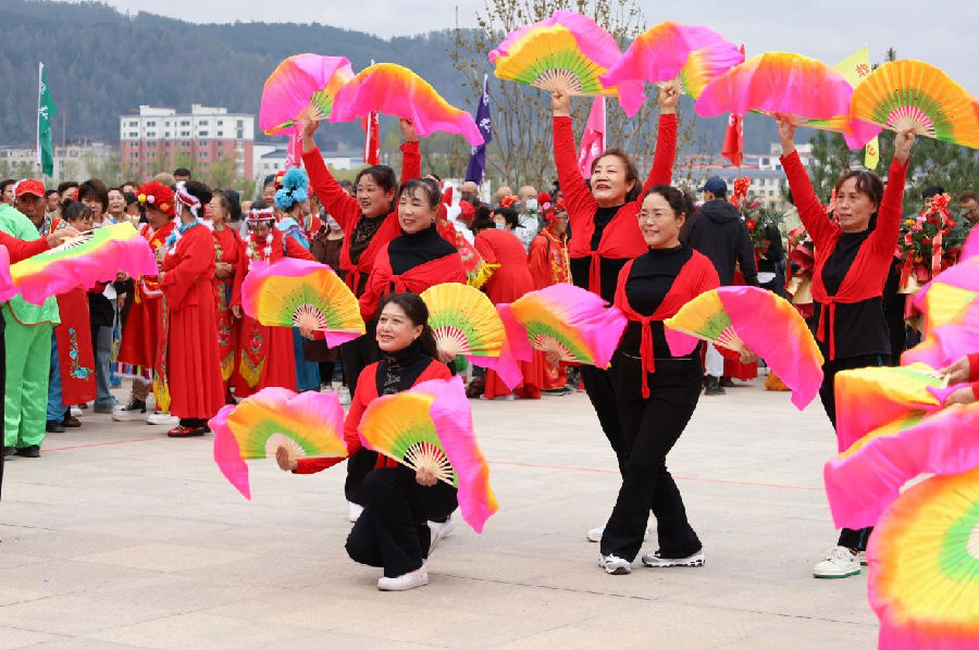 抚松县举办“长白山老把头节”祭拜仪式(王莹莹 摄) 抚松县举办“长白山老把头节”祭拜仪式(王莹莹 摄)