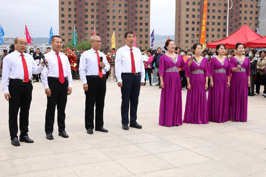 抚松县举办“长白山老把头节”祭拜仪式(王莹莹 摄) 抚松县举办“长白山老把头节”祭拜仪式(王莹莹 摄)