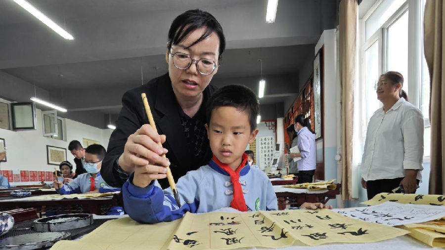 图为新和县丽水小学特色社团课现场 (黄豆豆 摄) 图为新和县丽水小学特色社团课现场 (黄豆豆 摄)