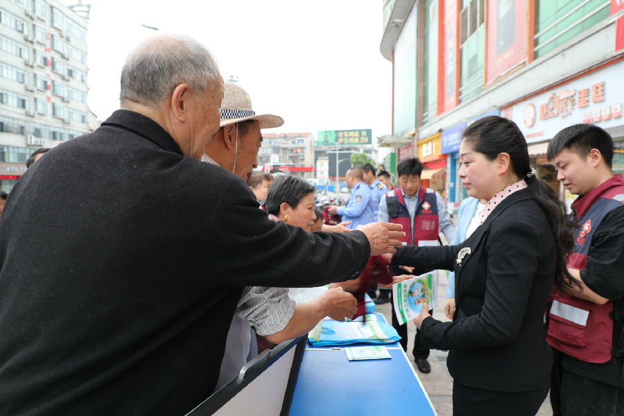 飞达广场宣传咨询活动现场(刘钊海 摄) 飞达广场宣传咨询活动现场(刘钊海 摄)