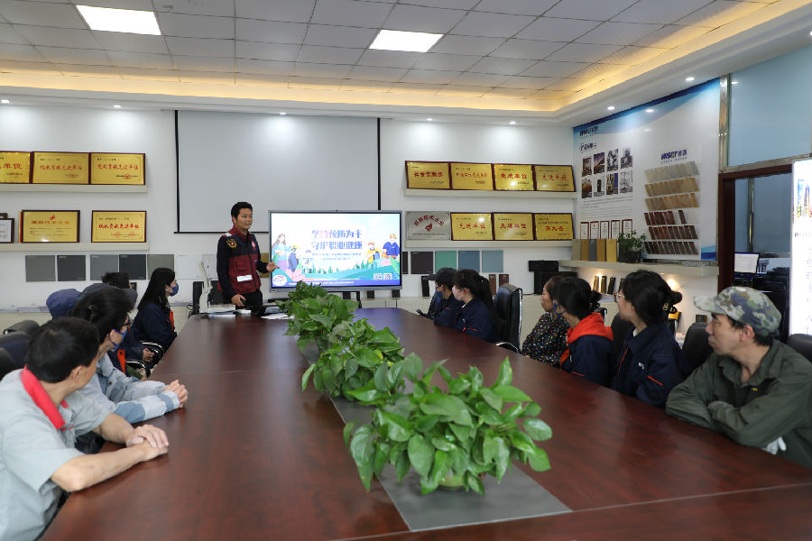 湖北睿智新材料企业健康知识讲座(刘钊海 摄) 湖北睿智新材料企业健康知识讲座(刘钊海 摄)