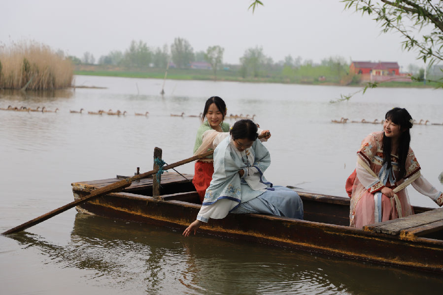 游客泛舟游河(王蕊 摄) 游客泛舟游河(王蕊 摄)