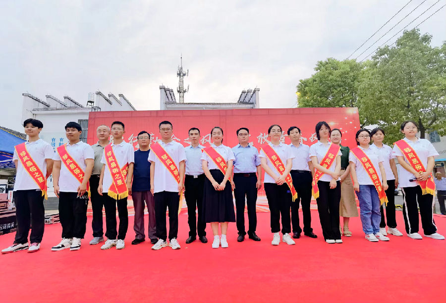 往届集体升学礼现场(彭红玲 摄) 往届集体升学礼现场(彭红玲 摄)