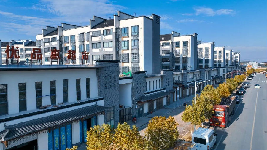 柿树岗乡打造的中洋路特色美食街(夏杨 摄) 柿树岗乡打造的中洋路特色美食街(夏杨 摄)