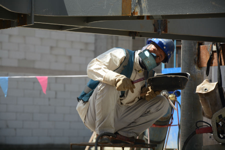 “五一”假期安吉国际会展中心项目劳动者坚守岗位工作中 （刘雯琳 摄）