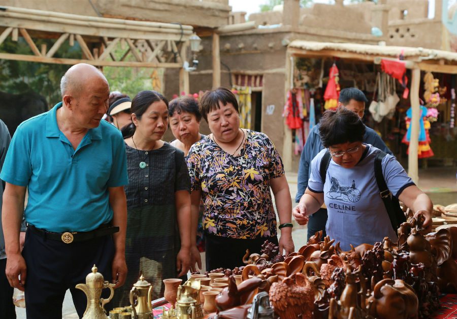 图为游客畅游刀郎部落(包良廷 摄) 图为游客畅游刀郎部落(包良廷 摄)