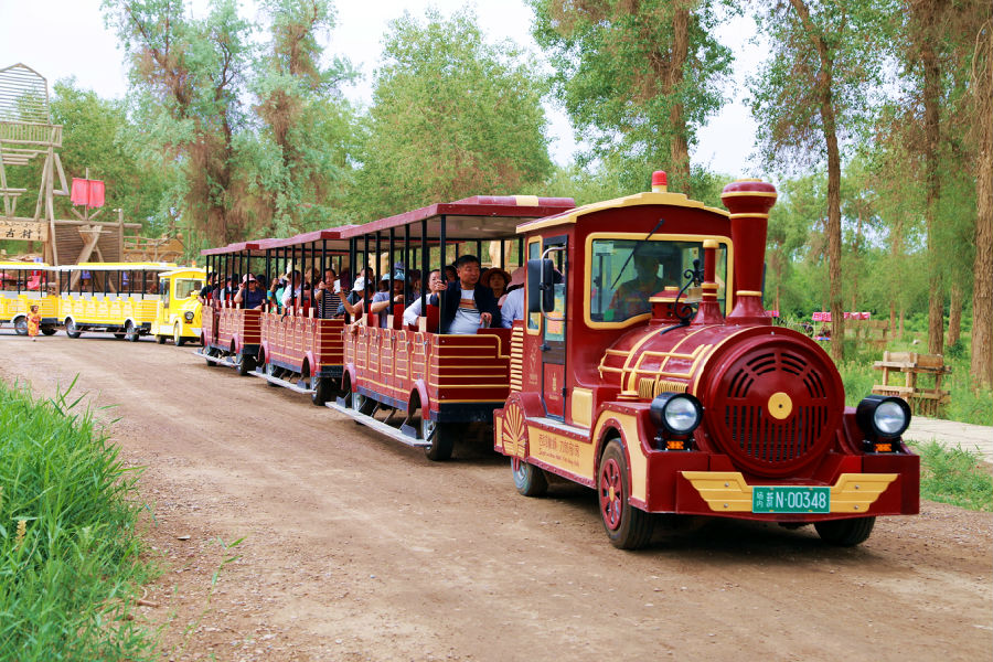 图为游客畅游刀郎部落(包良廷 摄) 图为游客畅游刀郎部落(包良廷 摄)