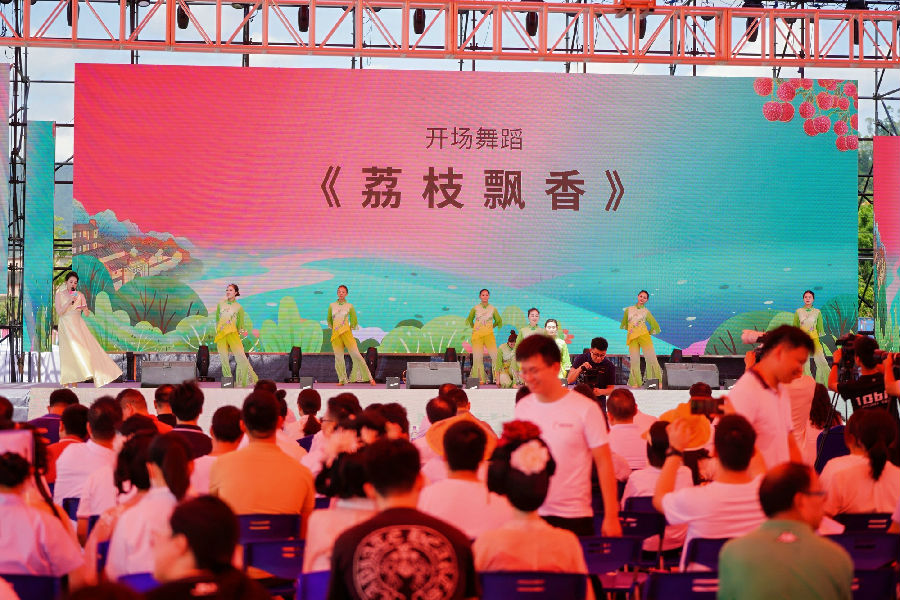 伴随着《荔枝飘香》舞蹈表演，活动正式拉开帷幕。（陈丹娜 摄）