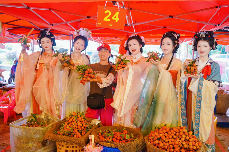 镇隆荔枝展示（陈丹娜 摄）