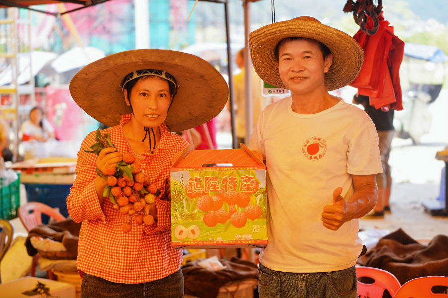 镇隆荔枝礼盒装展示（陈丹娜 摄）