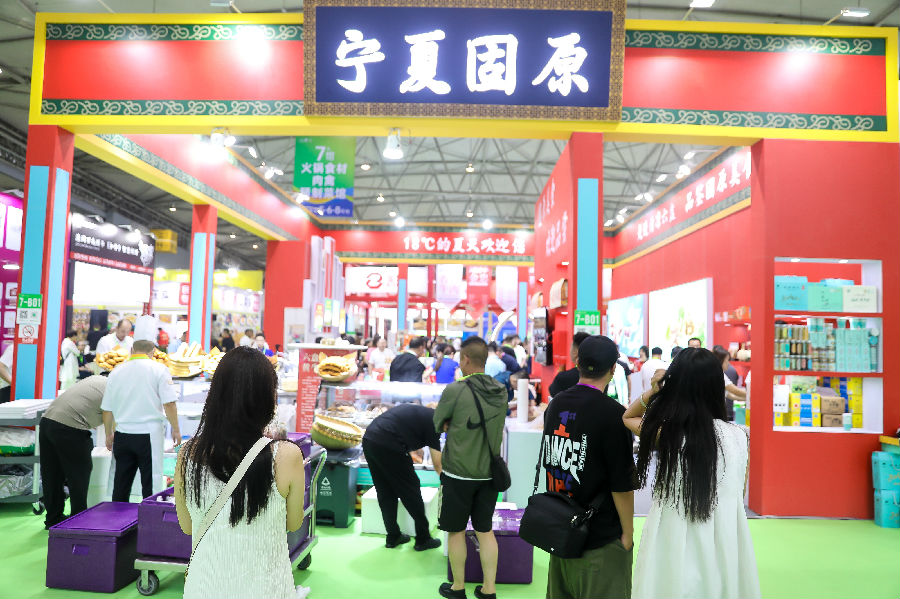 固原农副产品、非遗文创展位（吴舒睿 摄）