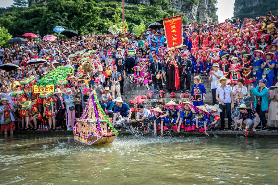 每年端午节，三里镇的居民汇聚在汇水河畔的渡河公广场，同放“渡河公”。（韦福高 摄）