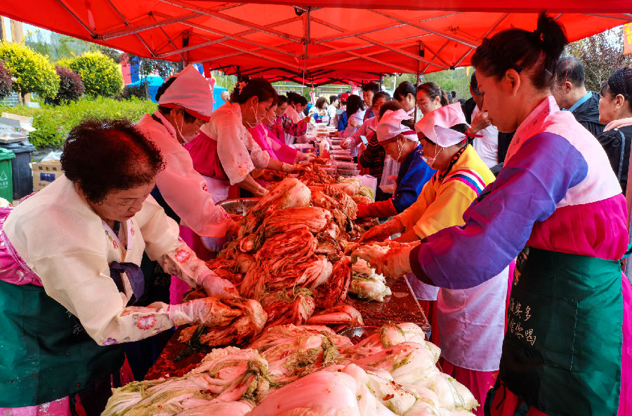 桦郊乡晓光朝鲜族民俗村举办“朝鲜族辣白菜文化节”。（李广友 摄）