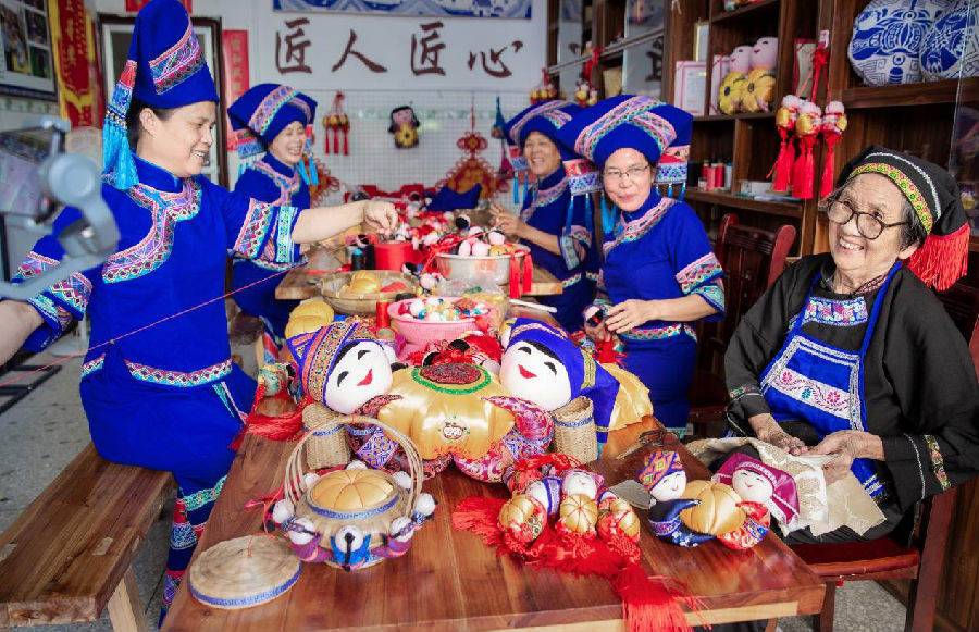 绣娘制作渡河公（韦福高 摄）