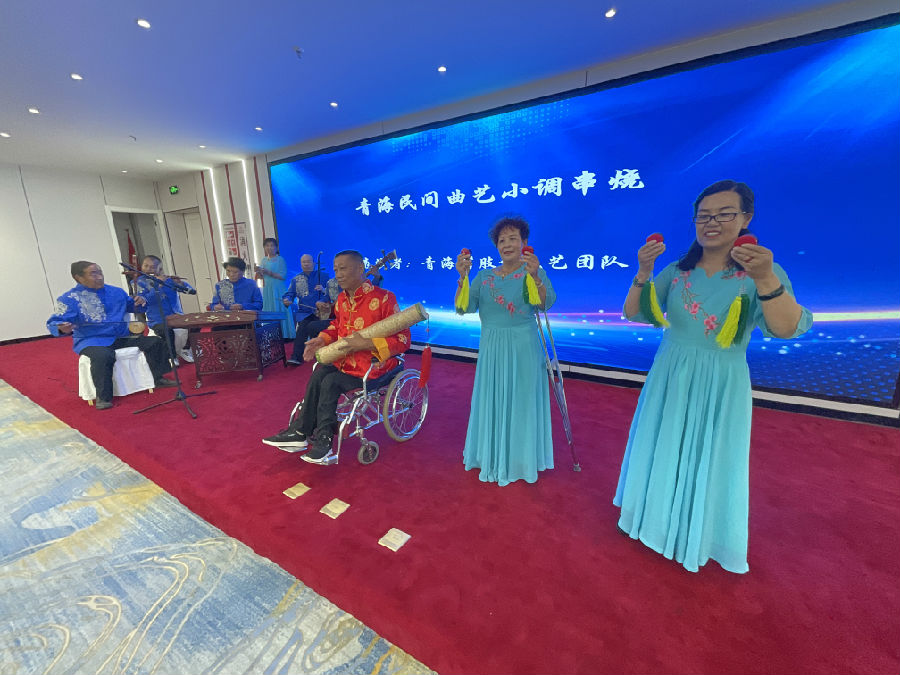 青海肢残人协会会员们丰富多彩的地方曲艺演唱，将活动推向了高潮。（申维祖 摄）
