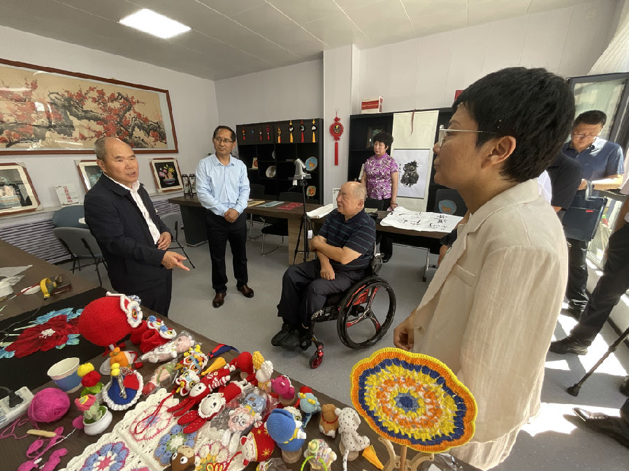 中国肢残人协会、青海省残联领导指导服务中心工作。（申维祖 摄）