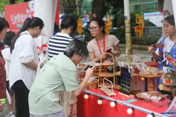 市民游客在摊位前围观拍照（文宏武 摄）