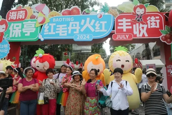 市民游客与“水果宝贝”开心合影（文宏武 摄）