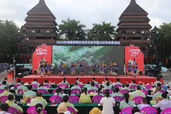 现场观众观看精彩表演（文宏武 摄）