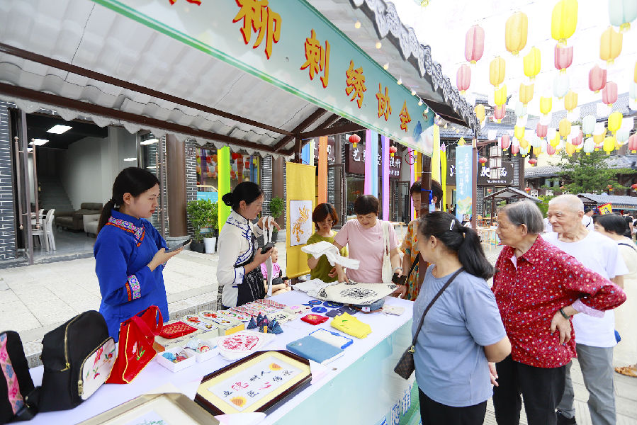 游客购买特色商品（刘旭 摄）