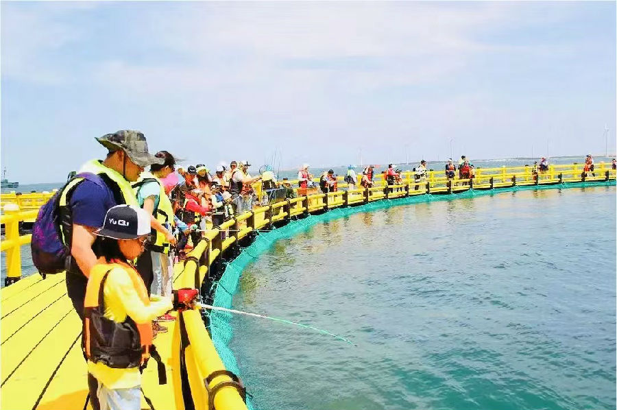 游客体验休闲海钓（陈奇巧 摄）