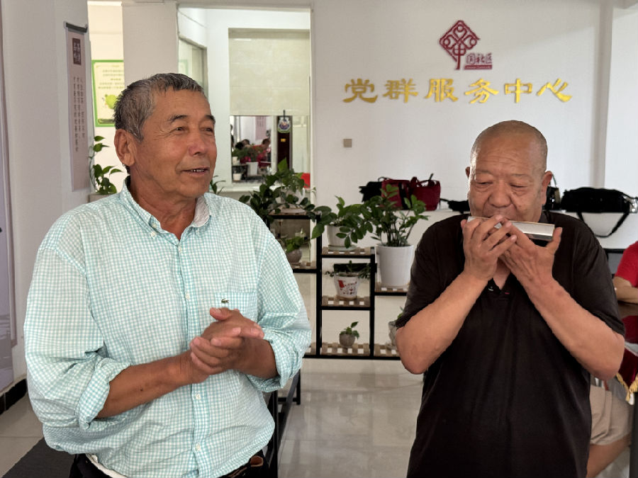 图为老人在日间照料中心演奏乐器（海立 摄）