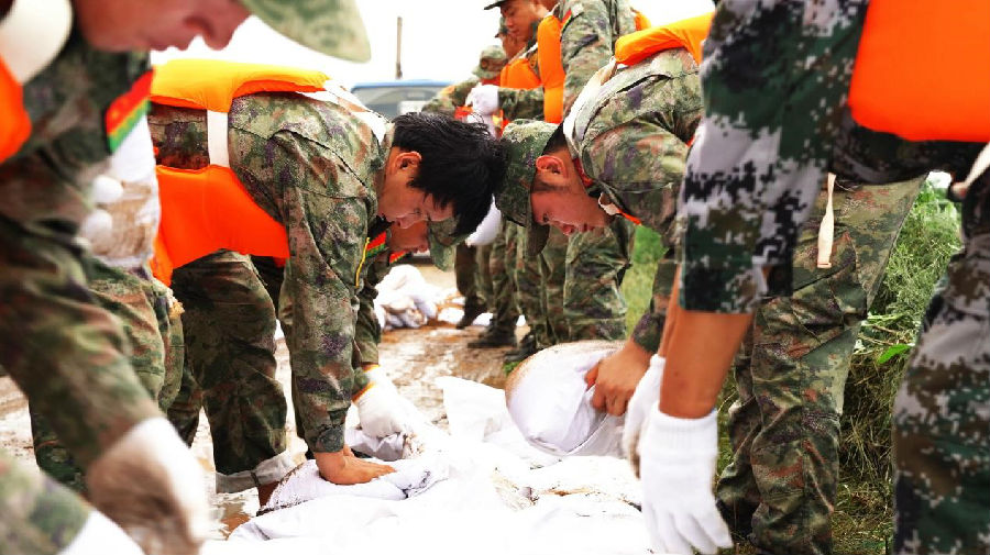 搭建安全防线（邵博 摄）