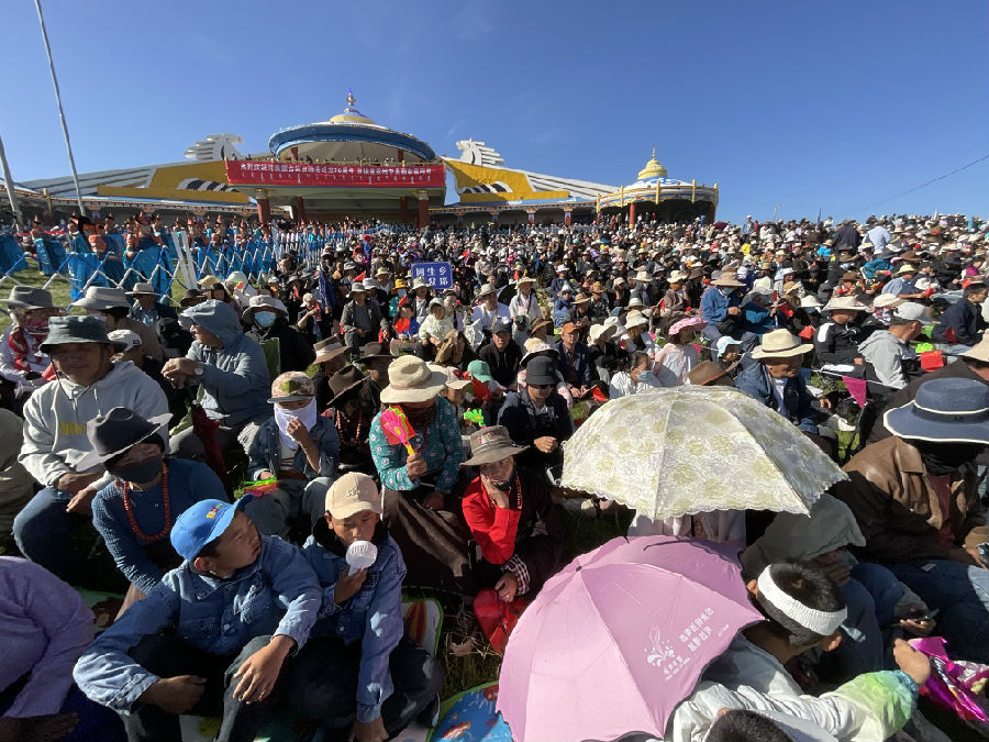 牧民群众热情高涨（申维祖 摄）