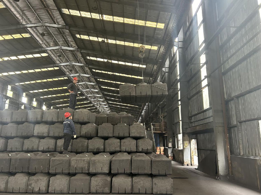 图为湖北润阳碳素公司成型车间一角（倪胜林 摄）