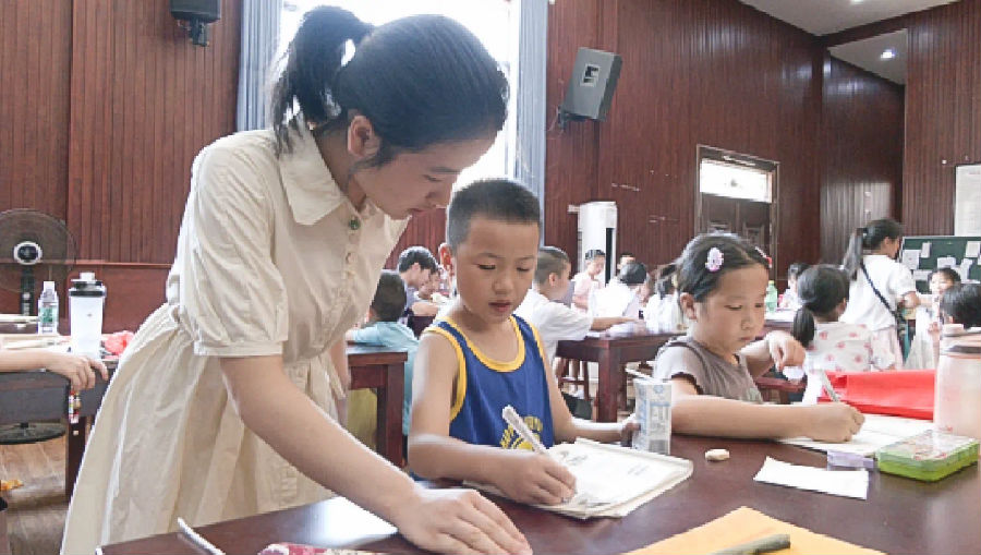 图为於玺在爱心托管班上课（王晶 摄）