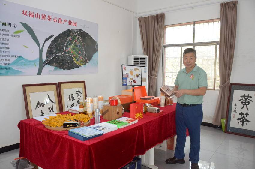 图为红绿黄公司主要茶产品 （易荣波 摄）