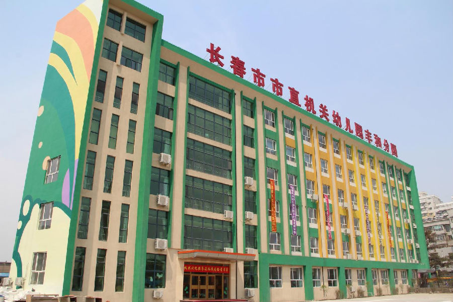 图为城西镇长青村通过党组织引领创建村办企业带动村民就地务工（姜微摄）