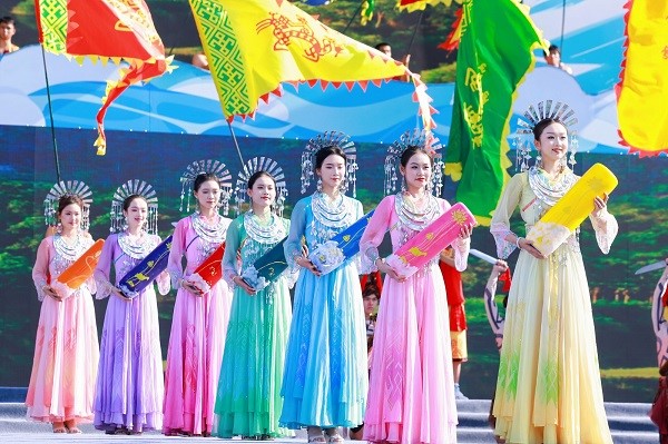 “七仙女”手捧“圣水”（文宏武 摄）