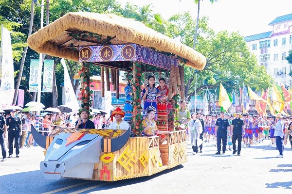 “七仙女”乘车巡游（文宏武 摄）