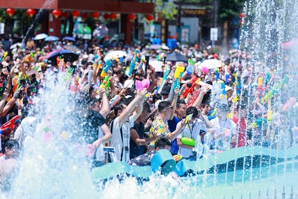 游客手持五彩斑斓的水枪（文宏武 摄）