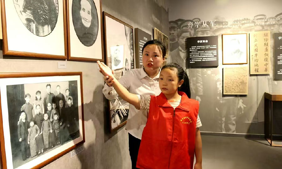 小小讲解员在纪念馆接受培训 （李勤 摄）