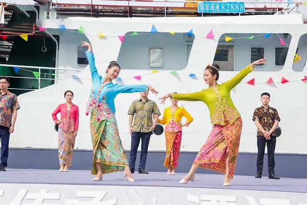 精彩节目表演（卓霖霖 摄）