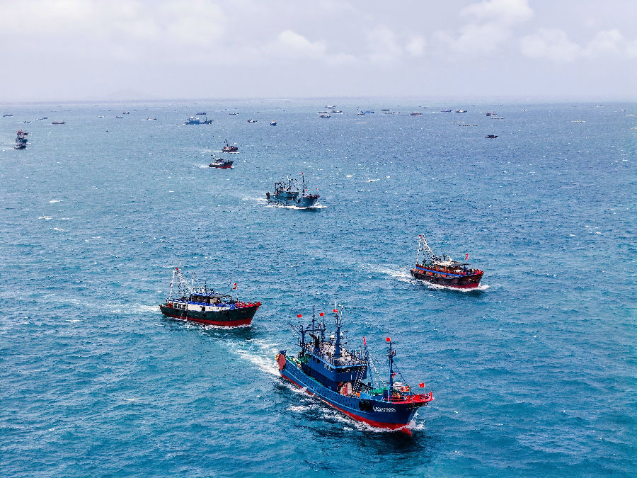 渔船浩浩荡荡朝着南海的方向破浪而行（陈建峰 摄）